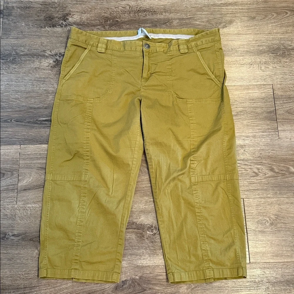 Athleta Hillcrest Green Moss Capri Size 16